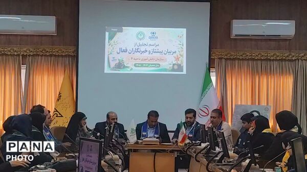 تجلیل از مربیان پیشتاز و خبرنگاران فعال پانا و امضای کتاب مردم شهر عجیب غریب 