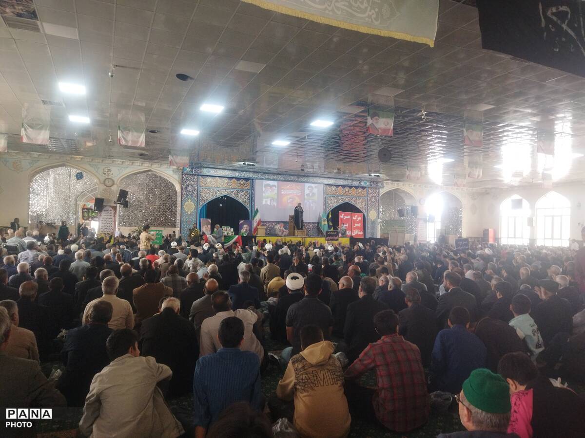 نماز عبادی سیاسی جمعه در امامزاده سید حمزه کاشمر 
