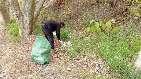 پاکسازی خیابان و کوچه‌های روستای یاسه چای توسط دانش‌آموزان مدرسه ۲۲ بهمن