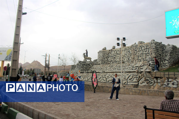 حضور گردشگران روز طبیعت در محوطه باغ‌موزه دفاع مقدس قم