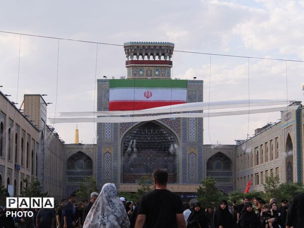 بارگاه منوّر رضوی در سالروز شهادت امام رضا (ع) یکپارچه سیاهپوش و لبریز از سوز و گداز عزاداران شد
