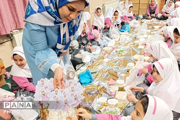 جشن روزه اولی‌ها در دبستان الهام حاجیان ناحیه دو شهرری 