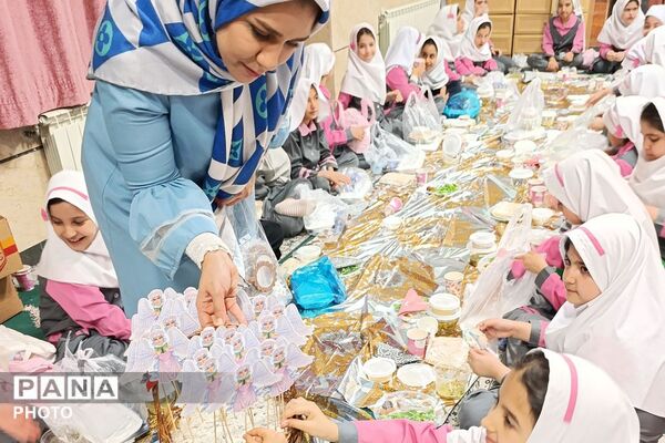 جشن روزه اولی‌ها در دبستان الهام حاجیان ناحیه دو شهرری 