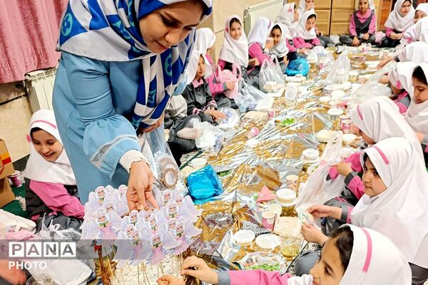 جشن روزه اولی‌ها در دبستان الهام حاجیان ناحیه دو شهرری 