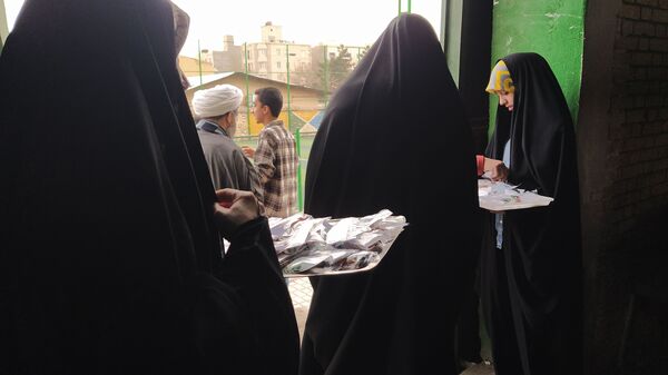 کیک ۱۴ متری در اجتماع مردمی به مناسبت تولد امام عصر در غرب مشهد