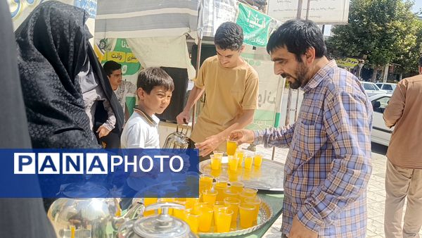 توزیع شربت و شیرینی به مناسبت میلاد پیامبر اسلام (ص) 