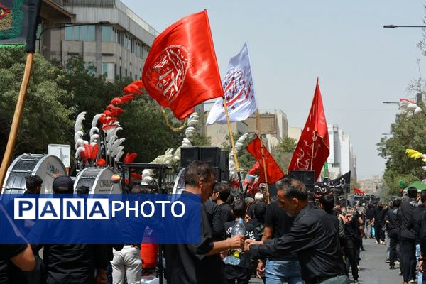 پرچم‌های عزا بر فراز حرم امام رضا(ع)