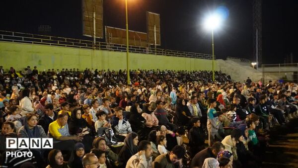جم روی پای خانواده‌ها؛ پیاده‌روی دهه فجر با حضور پرشور چهار هزار نفر