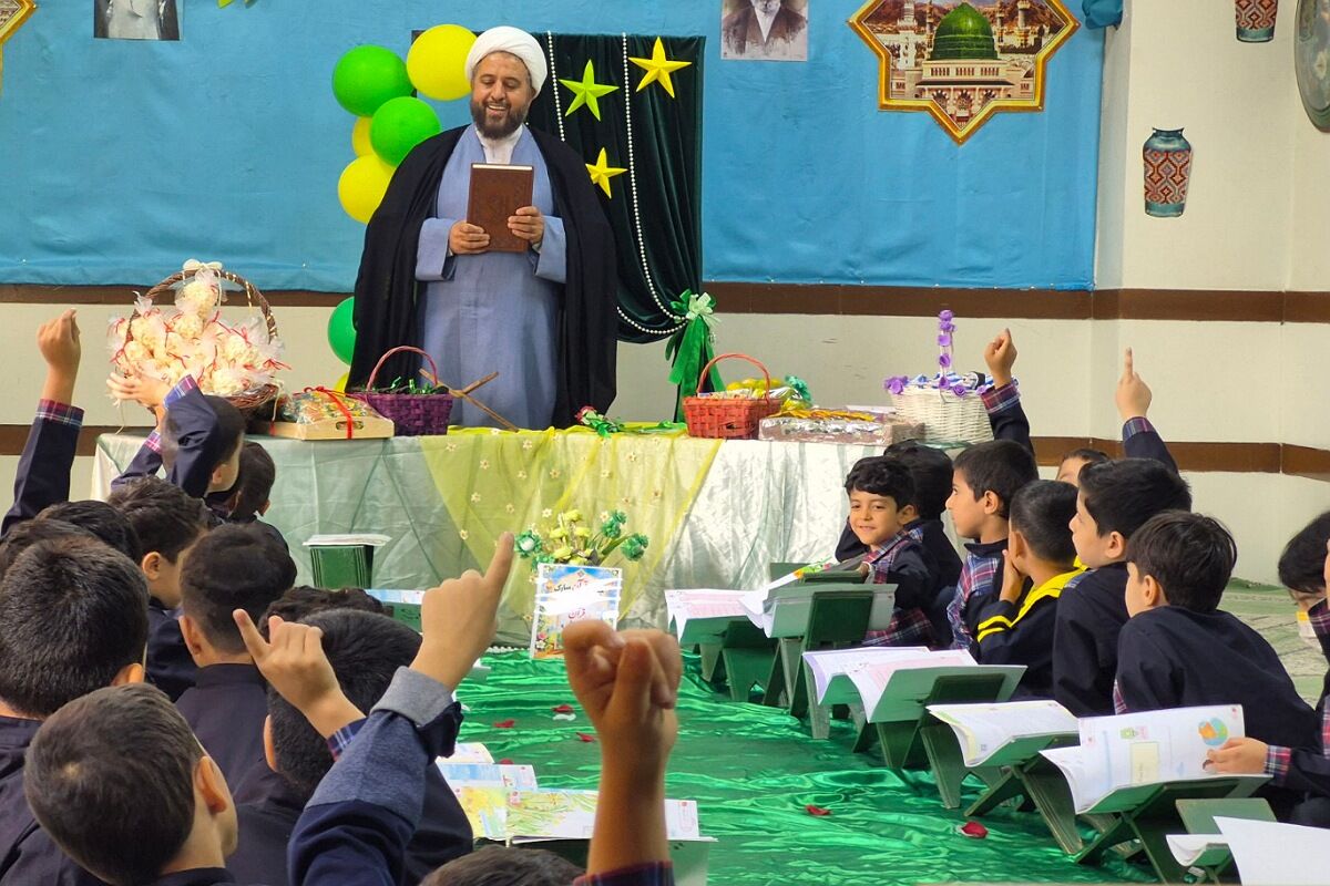 جشن قرآن برای نوآموزان پایه اول در دبستان هیات امنایی شهید قلنبر ناحیه دو شهرری