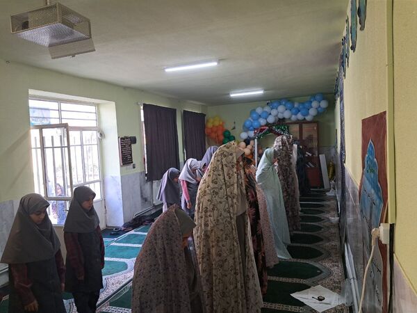 شرکت دانش‌آموزان مدرسه حضرت زینب(س) در نماز جماعت
