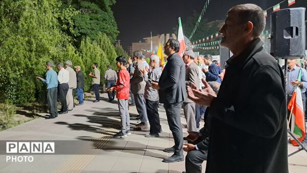 تجدید بیعت با رهبر انقلاب در شب هشتادو نهم