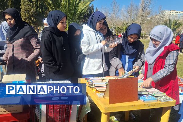 لذت نقاشی همگانی کنار دوستان در بوستان جنت شیراز 