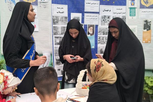 برپایی غرفه‌های اتحادیه انجمن‌های اسلامی در شهرستان فیروزکوه