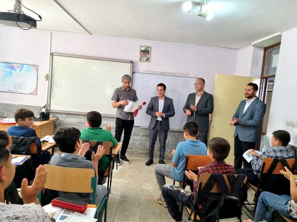 تقدیر از معلمان دبیرستان نمونه دولتی پژوهش آشخانه