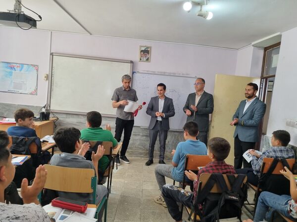 تقدیر از معلمان دبیرستان نمونه دولتی پژوهش آشخانه