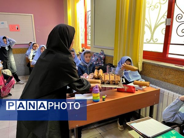 گرامیداشت سیزدهم آبان و روز دانش‌آموز در دبستان آرمینه مصلی نژاد