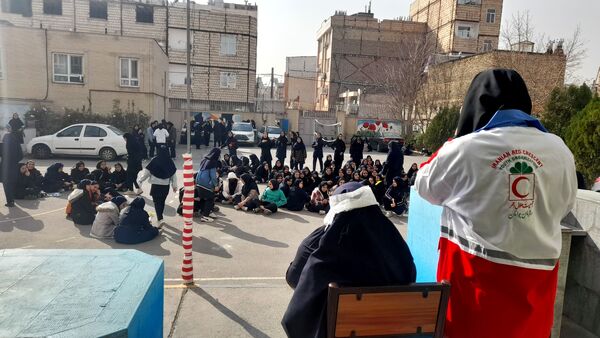 بیست و ششمین مانور سراسری زلزله و ایمنی در دبیرستان پروین اعتصامی ناحیه یک