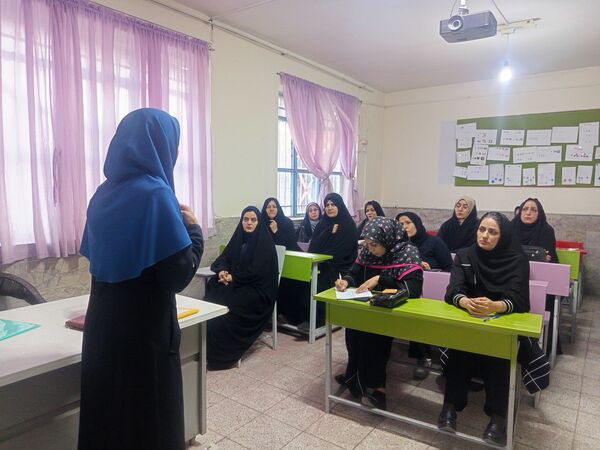 اولین جلسه انجمن اولیا در دبستان سمیه 