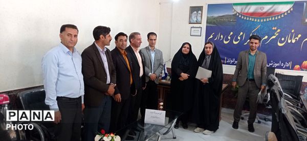 تجلیل از معلمان و مدیران منتخب ابتدایی بیرانوند در آیین زنگ سپاس