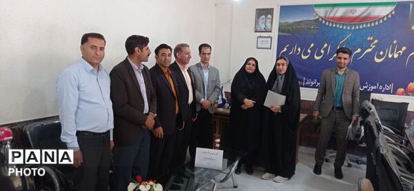 تجلیل از معلمان و مدیران منتخب ابتدایی بیرانوند در آیین زنگ سپاس