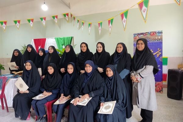 نمایشگاه دست‌سازه‌های دانش‌آموزی و تجلیل از فعالان نماز 