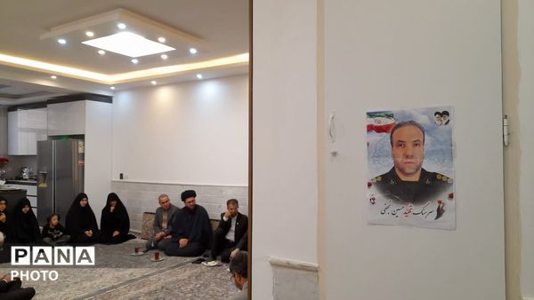 دیدار مسئولان آموزش و پرورش قم با خانواده شهید «حسین نجفی»