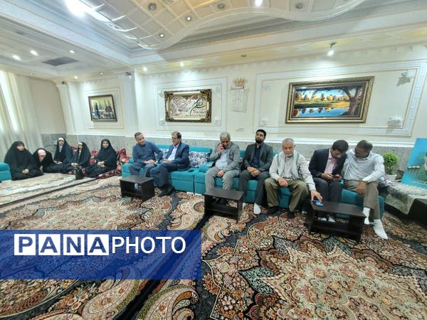 دیدار مسئولان آموزش و پرورش ناحیه یک بندرعباس با خانواده شهید رضا زارعی