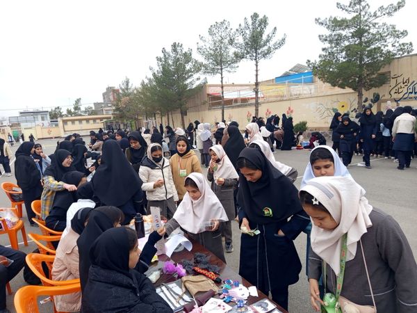 برپایی بازارچه دانش آموزی در دبیرستان شاهد هاجرشهرستان کاشمر