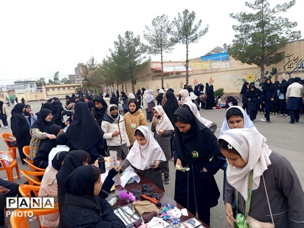 برپایی بازارچه دانش آموزی در دبیرستان شاهد هاجرشهرستان کاشمر