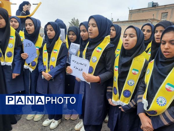 در هفته درختکاری دبیرستان دخترانه فدک تربت جام سرسبزتر شد