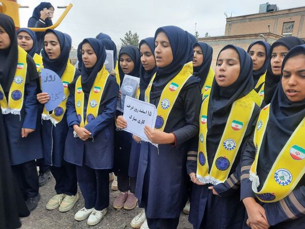 در هفته درختکاری دبیرستان دخترانه فدک تربت جام سرسبزتر شد