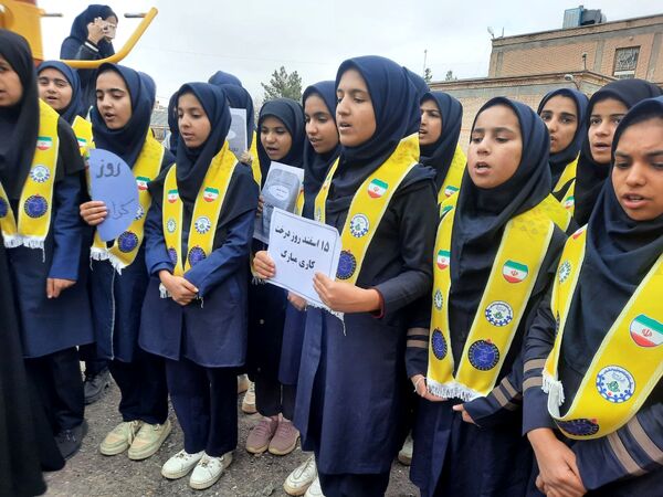 در هفته درختکاری دبیرستان دخترانه فدک تربت جام سرسبزتر شد