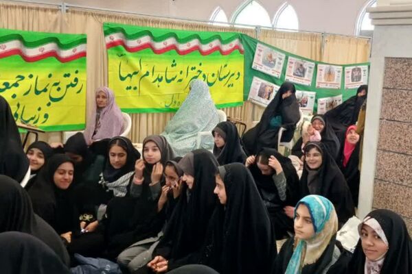 حضور با شکوه دانش‌آموزان و فرهنگیان در مراسم پر فیض نماز جمعه آباده در آستانه روز دانش‌آموز