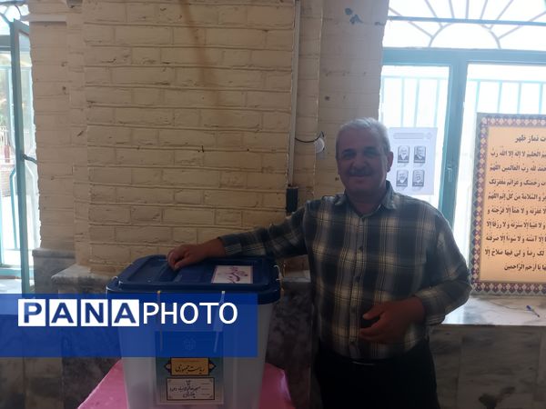 حضور مسئولان، مردم و رای اولی‌های چناران پای صندوق‌های رای در میدان انتخابات 