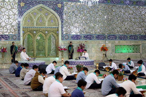 ترتیل خوانی دانش‌آموزان در حرم حضرت معصومه(س)