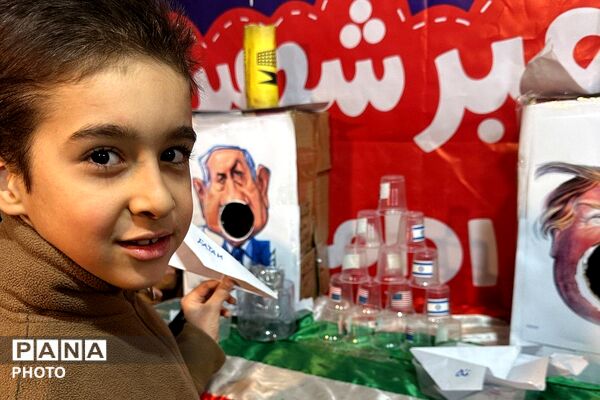 حضور فرهنگیان و دانش آموزان دبستان شهید قلنبر ناحیه دو شهرری در تجمعات شبانه