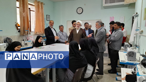 بازدید مسئولان جعفرآباد قم از نمایشگاه تولیدات دانش‌آموزی در هنرستان حضرت زهرا(س)