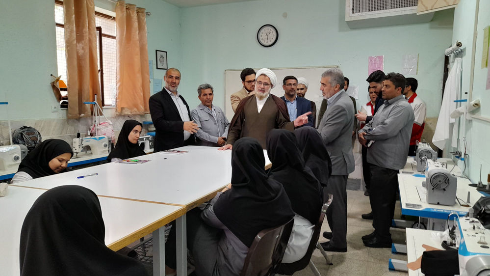 بازدید مسئولان جعفرآباد قم از نمایشگاه تولیدات دانش‌آموزی در هنرستان حضرت زهرا(س)