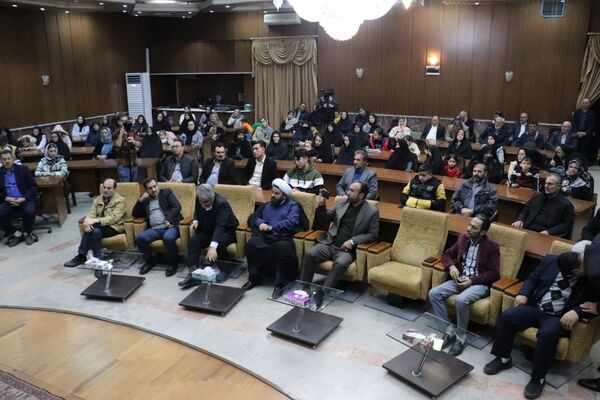 رونمایی کتاب «سه کبوتر حدادان» دانش‌آموز تبریزی
