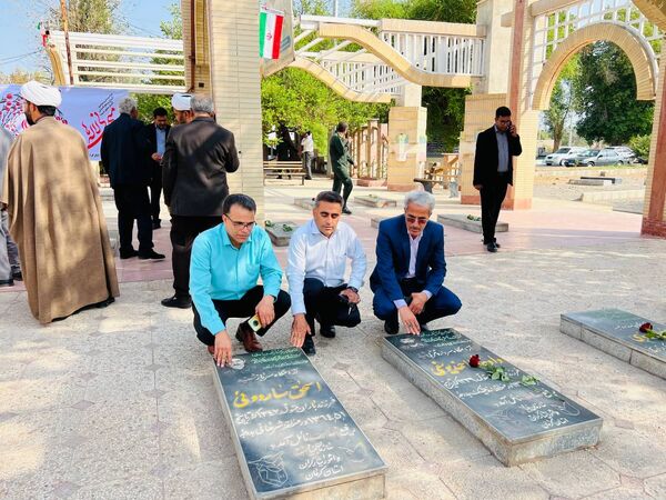 گلزار شهداء ؛ میزبان مسئولان شهرستان عنبرآباد همزمان با آغاز هفته دفاع مقدس