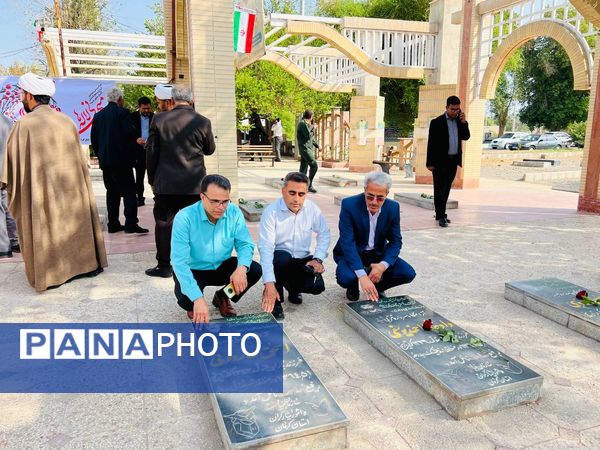 گلزار شهداء ؛ میزبان مسئولان شهرستان عنبرآباد همزمان با آغاز هفته دفاع مقدس