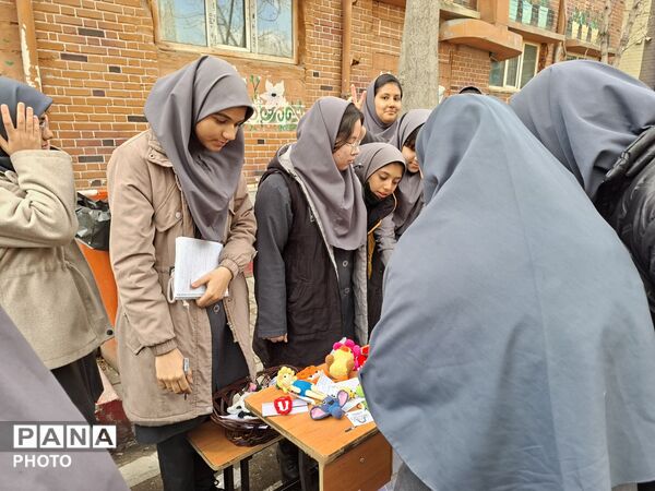 بازارچه کسب و کار دانش آموزی در دبیرستان دخترانه۱۳آبان 