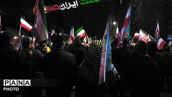 حضور وطن دوستان  نیشابوری زیر باران رحمت در سی و هشتمین شب از اجتماعات مردمی 