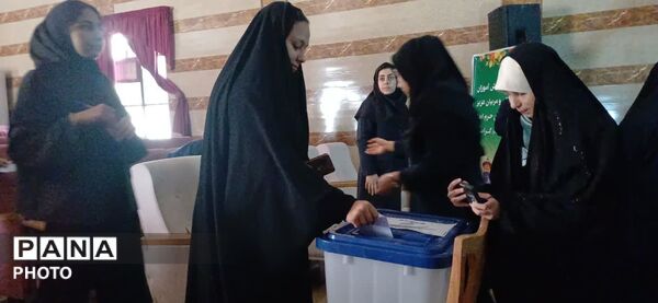ایران فردا را دانش‌آموزان می‌سازند