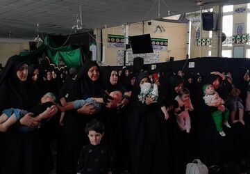 مراسم شیرخوارگان حسینی در شهرستان درگزین با حضور خانواده‌ها و فرزندان شیر خوار 