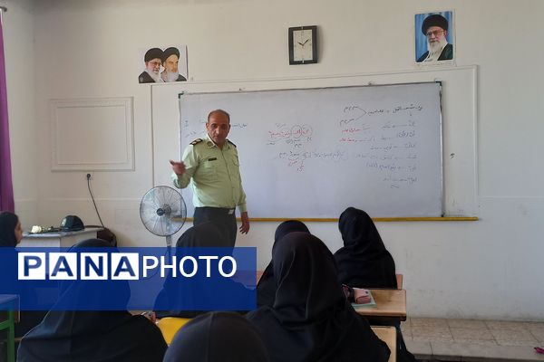 گرامیداشت هفته نیروی انتظامی در مدرسه یادگار امام ورامین