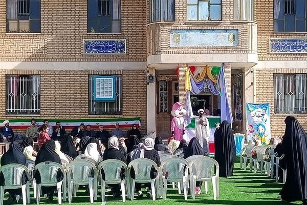 جشن شکوفه‌ها در مدرسه جهاد جعفریه قم 