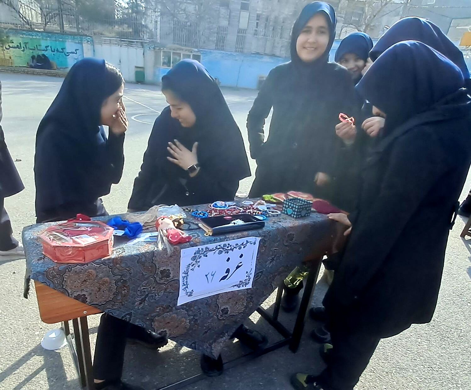 بازارچه کارآفرینی دانش آموزان در مدرسه انیس خوش قدم 