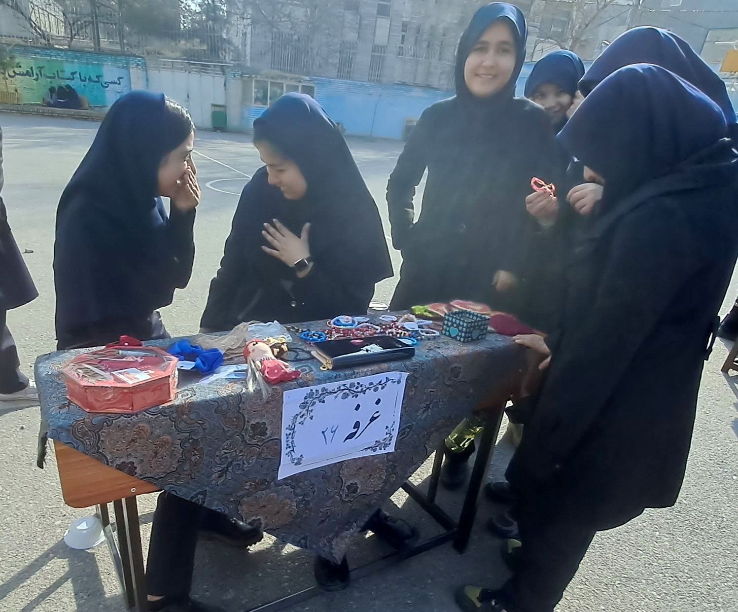 بازارچه کارآفرینی دانش آموزان در مدرسه انیس خوش قدم 