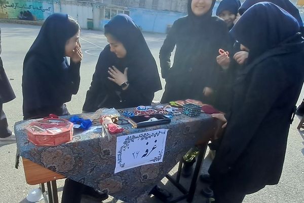 بازارچه کارآفرینی دانش آموزان در مدرسه انیس خوش قدم 